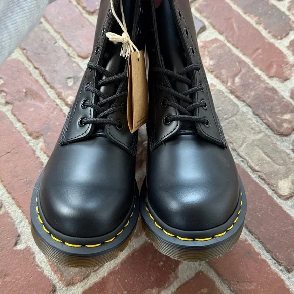 NIB Dr. Martens 1460 Smooth Leather Lace Up Boots Size 6 - Picture 7 of 8
